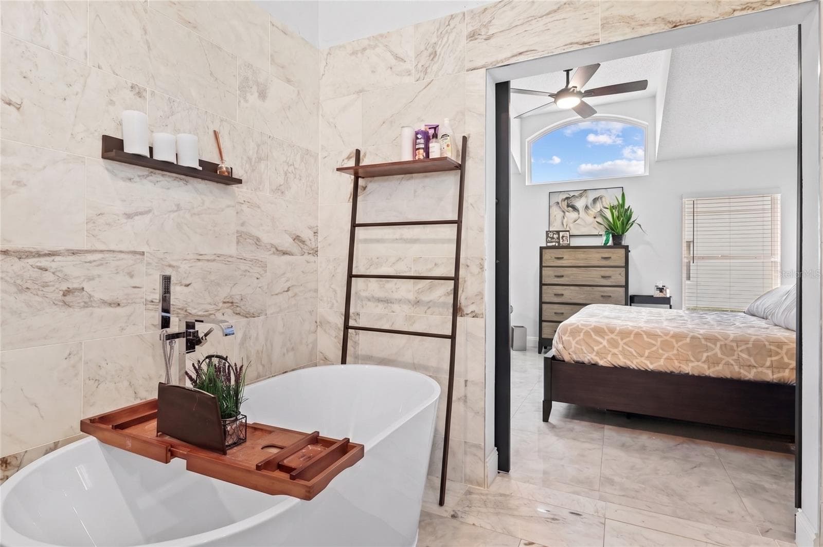 Spa-like primary bath - 6847 BOUGANVILLEA CRESCENT DR, ORLANDO