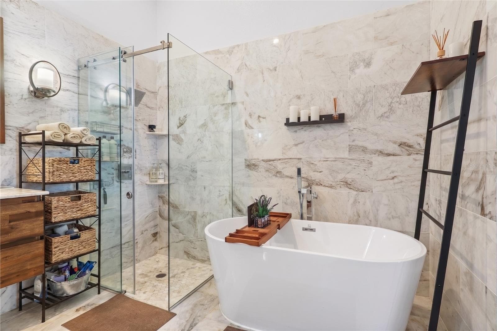 Spa-like primary bath - 6847 BOUGANVILLEA CRESCENT DR, ORLANDO