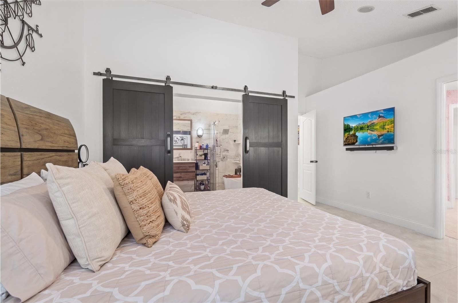 Primary Bedroom with en-suite bathroom - 6847 BOUGANVILLEA CRESCENT DR, ORLANDO