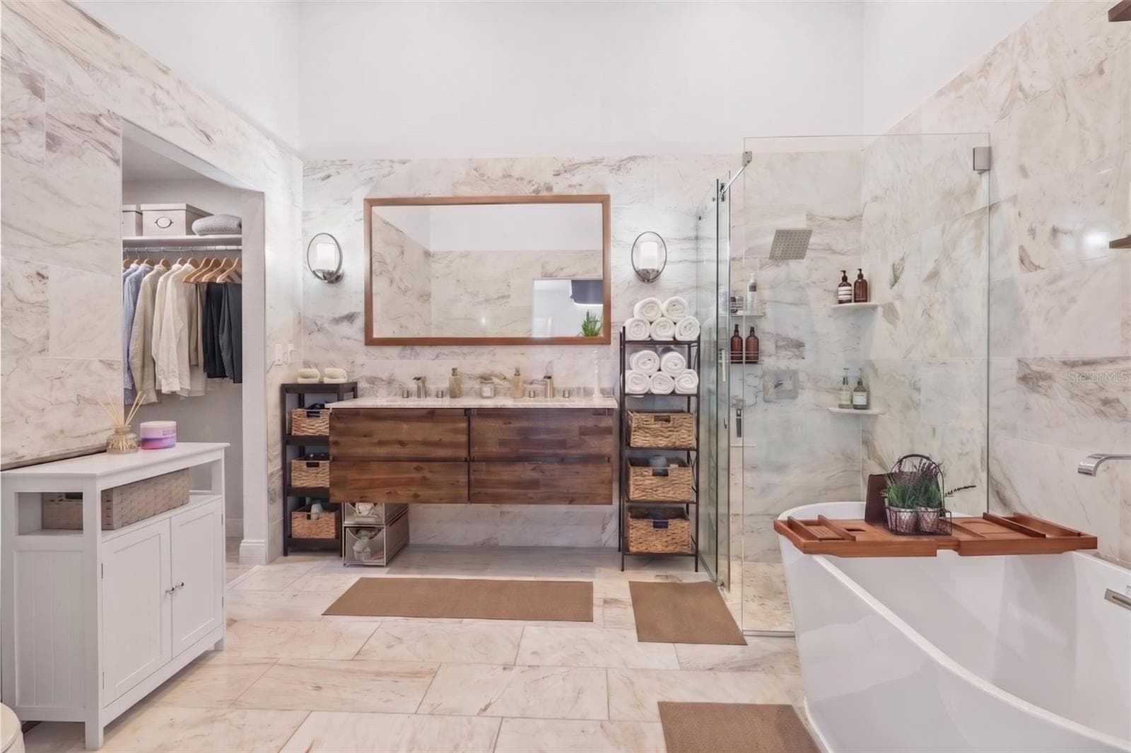 Spa-like primary bath - 6847 BOUGANVILLEA CRESCENT DR, ORLANDO