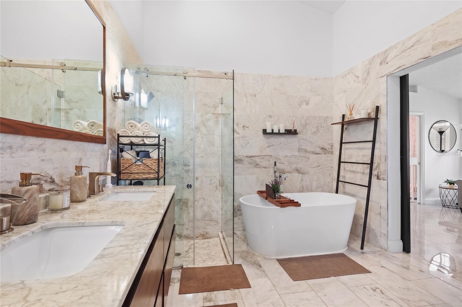 Spa-like primary bath - 6847 BOUGANVILLEA CRESCENT DR, ORLANDO
