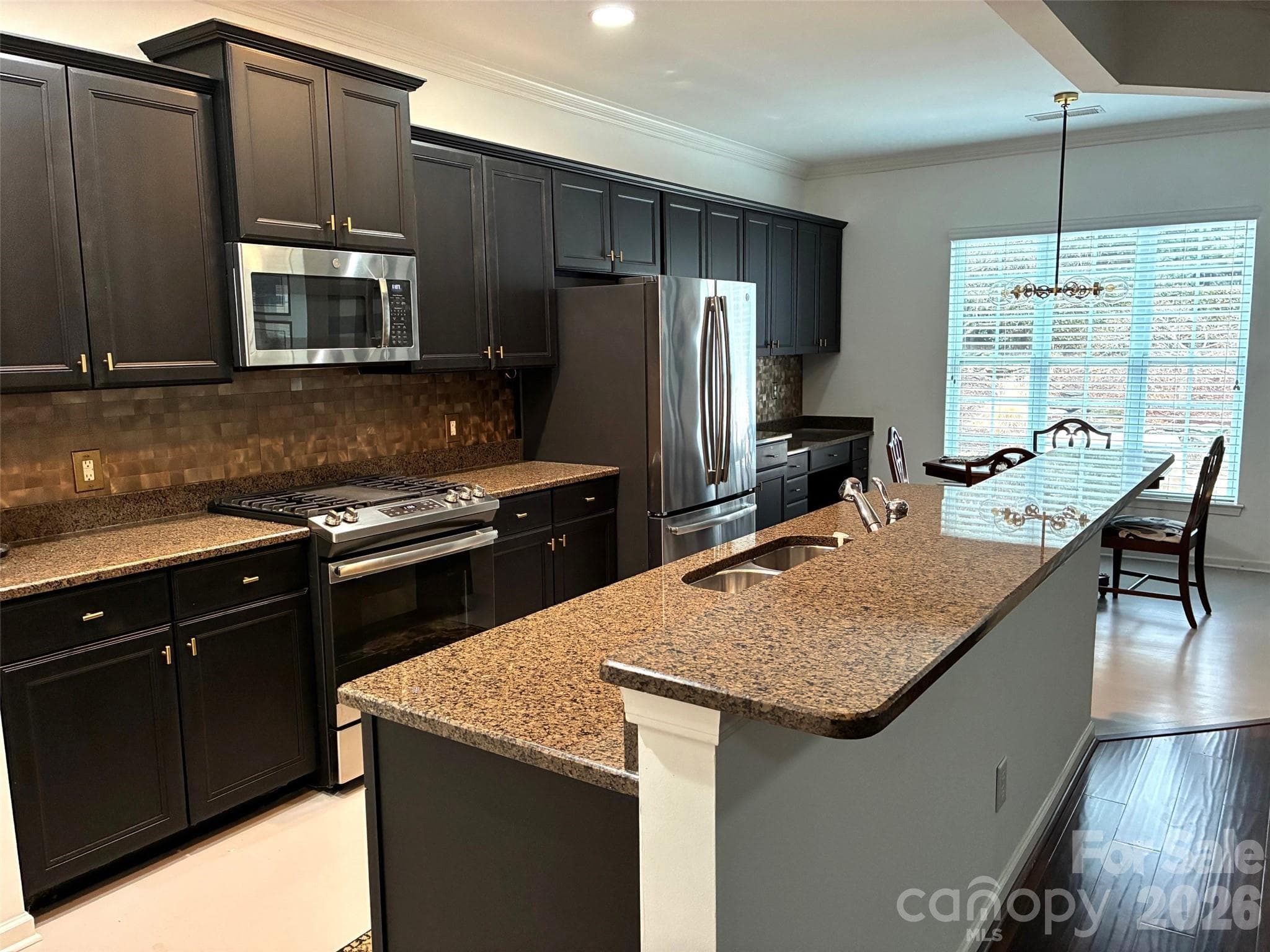 Kitchen island w/bar seating - 43041 Mimosa Court, Fort Mill