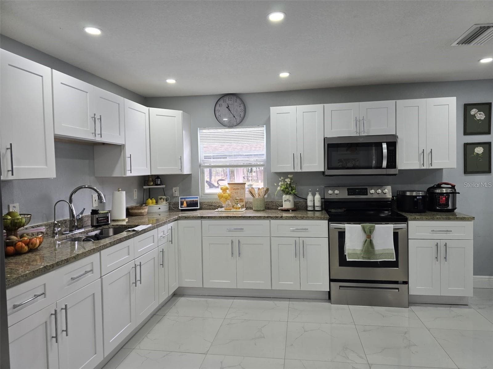 Single Family Residence at 16225 WHIPPOORWILL LN, SPRING HILL, photo 6 of 39