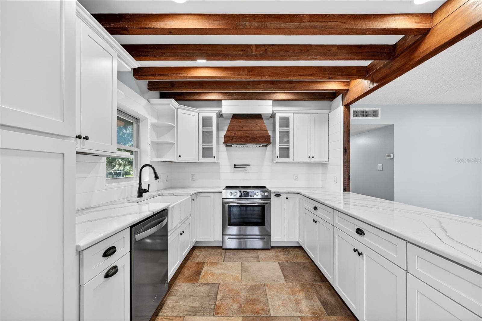 Gas stove/stainless steel appliances and quartz countertops - 19801 GUNN HWY, ODESSA