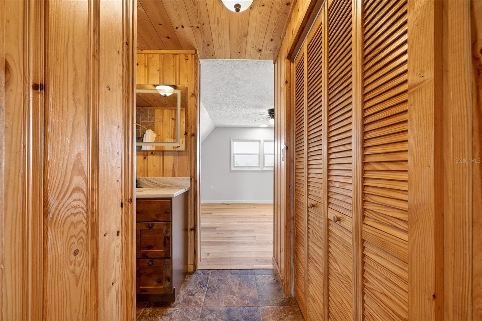 Loft to bath and primary bedroom - 19801 GUNN HWY, ODESSA