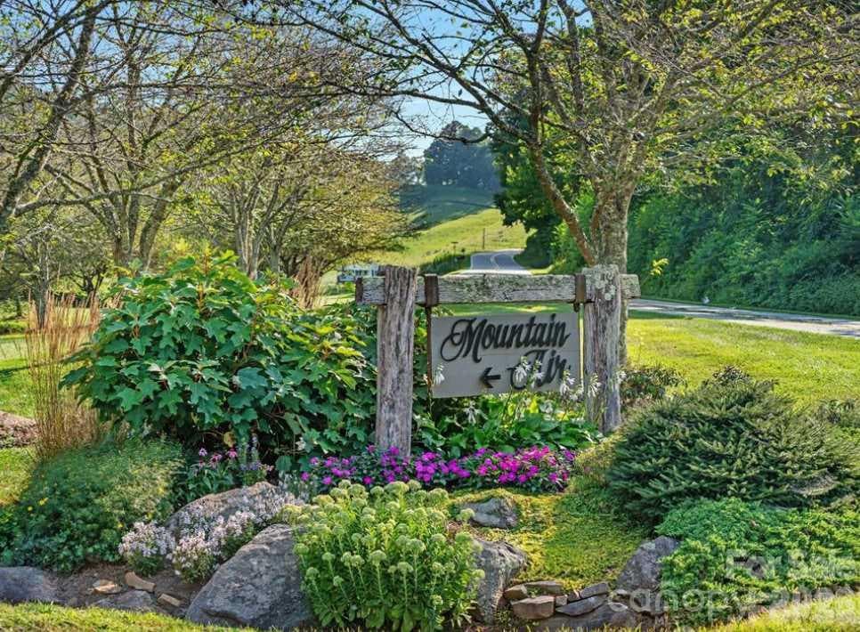 MOUNTAIN AIR - ENTRANCE - Burnsville