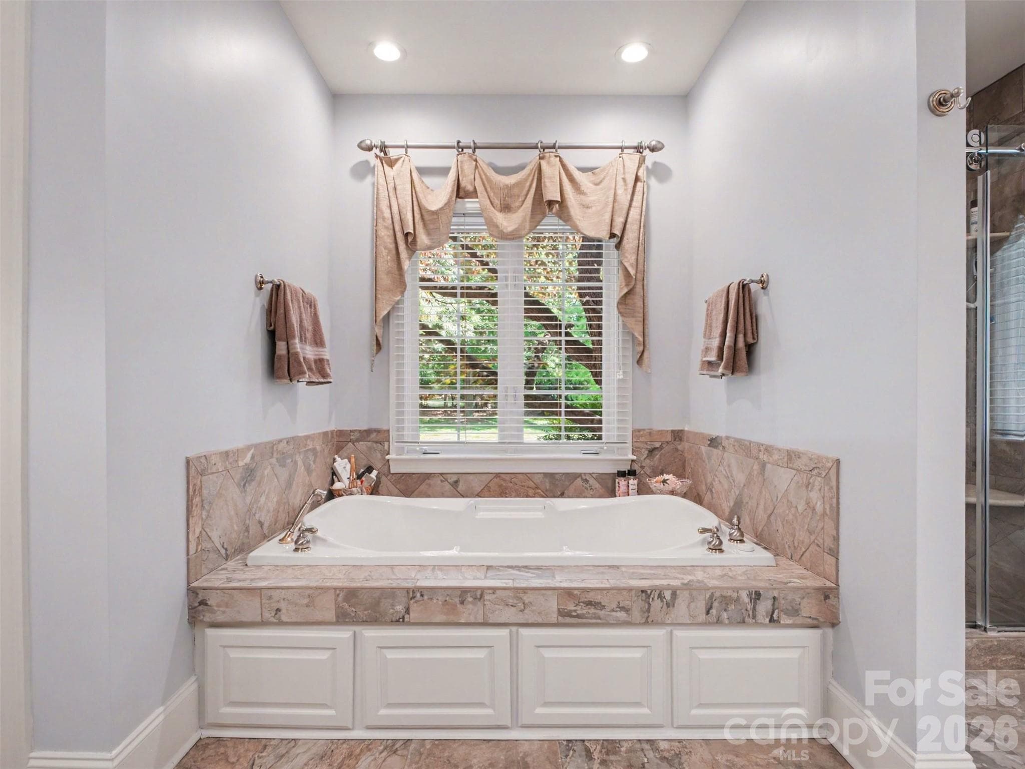 The luxurious tub in the primary bath creates a spa-like ambiance and is perfect for soaking and relaxation! - 1422 Stone Gate Drive, Shelby