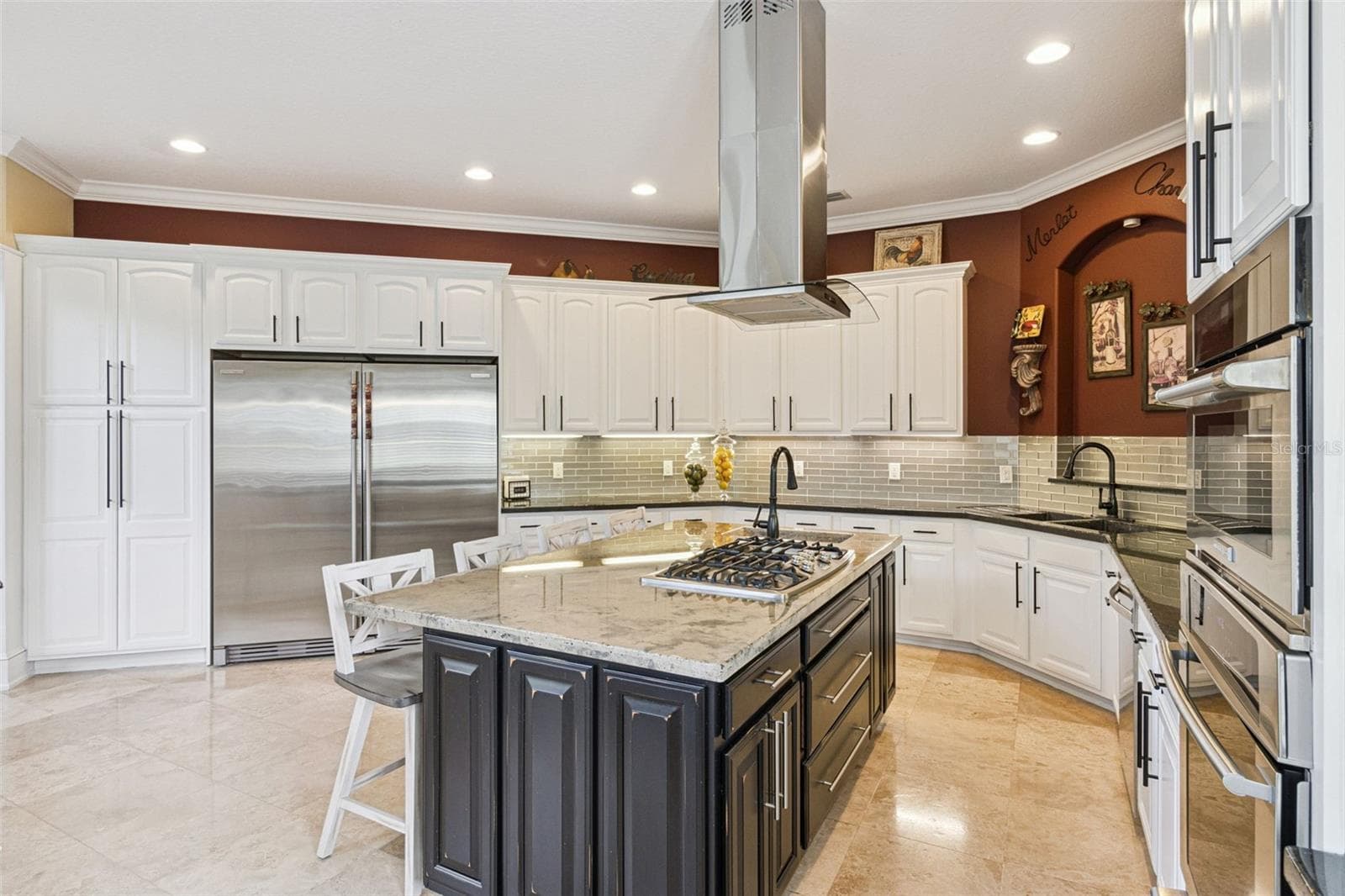Chef's kitchen, cooking island. - 4524 STONE WALL LN, PLANT CITY