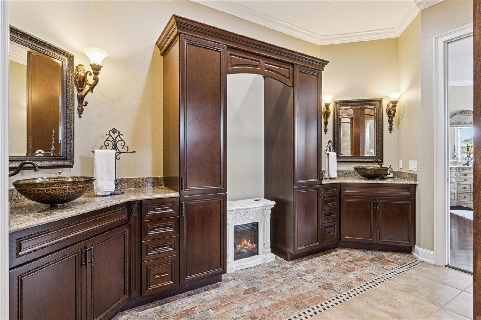 Primary en suite split dual vanities. - 4524 STONE WALL LN, PLANT CITY