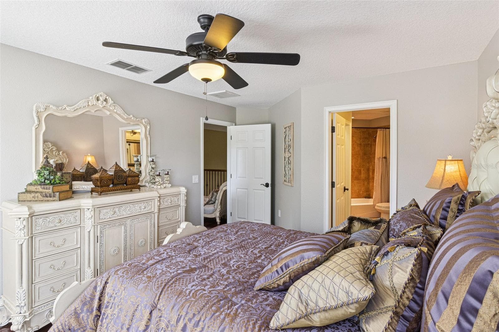 Bedroom 2 w/ en suite bath. - 4524 STONE WALL LN, PLANT CITY