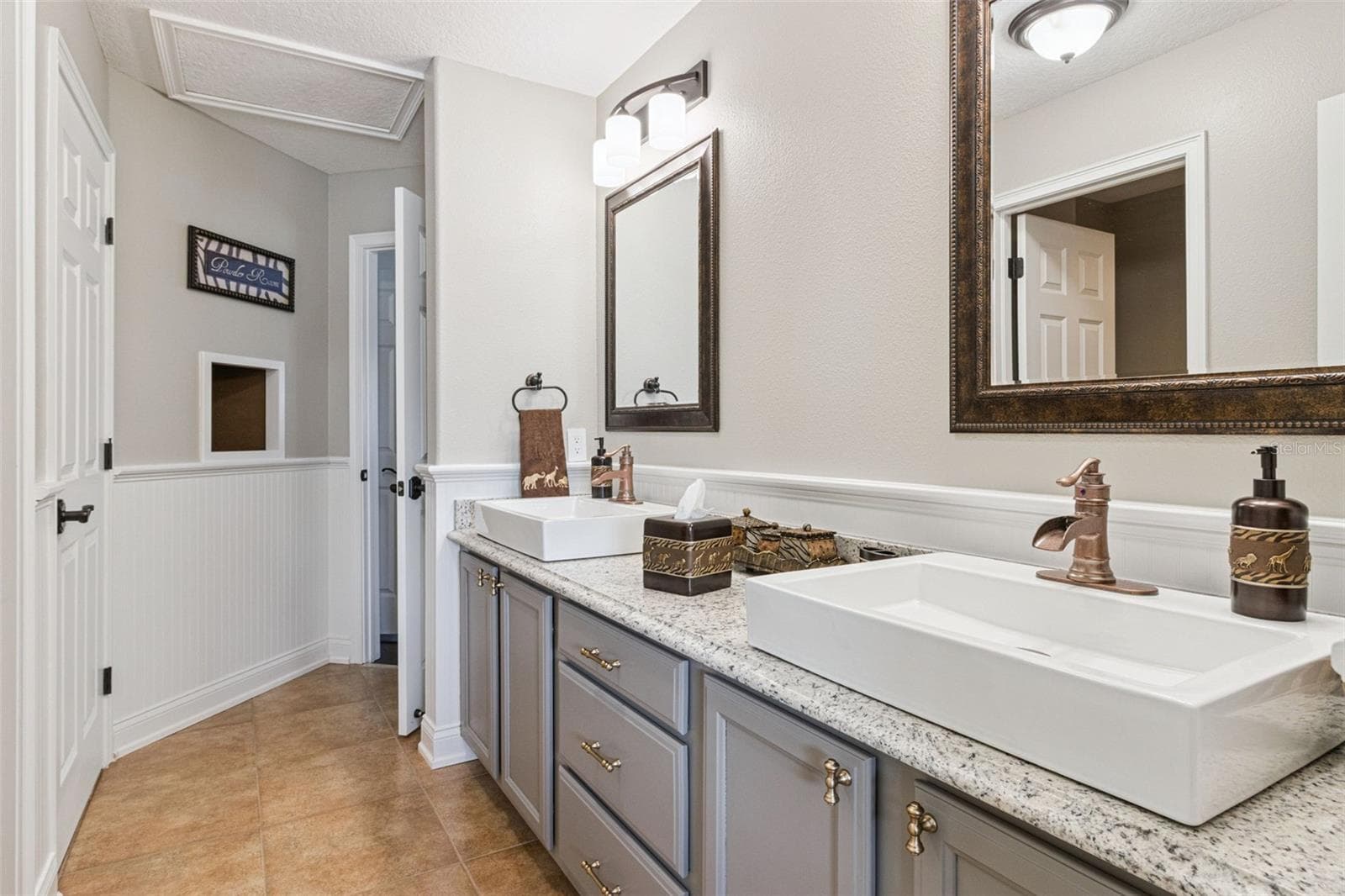 Bedrooms 3- and 4 Jack-and-Jill bath. - 4524 STONE WALL LN, PLANT CITY