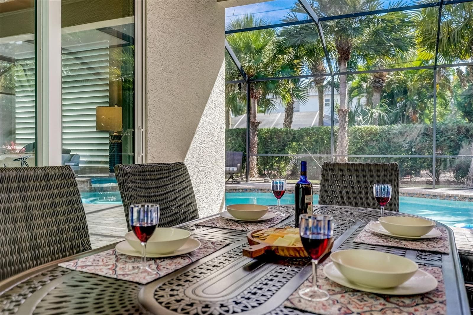 Dining table - 125 S BLVD OF PRESIDENTS, SARASOTA