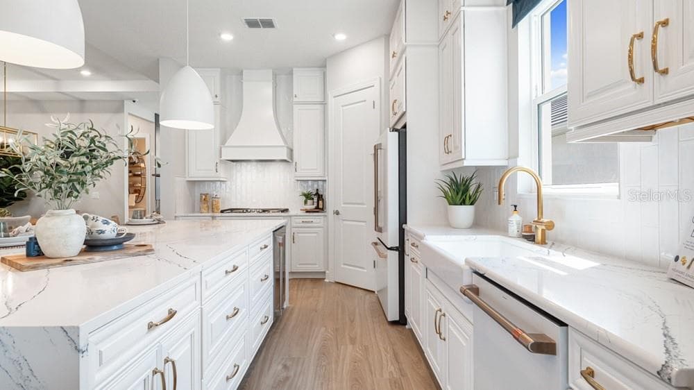 10606 Eclipse Street - Model Home Leaseback - Available Now for Closing! - 10606 ECLIPSE ST, SARASOTA