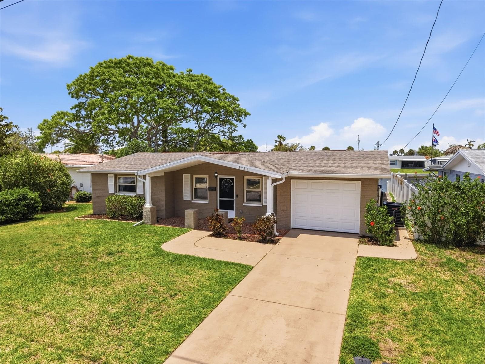 Oversized driveway offers plenty of parking space. - 12735 1ST ISLE, HUDSON