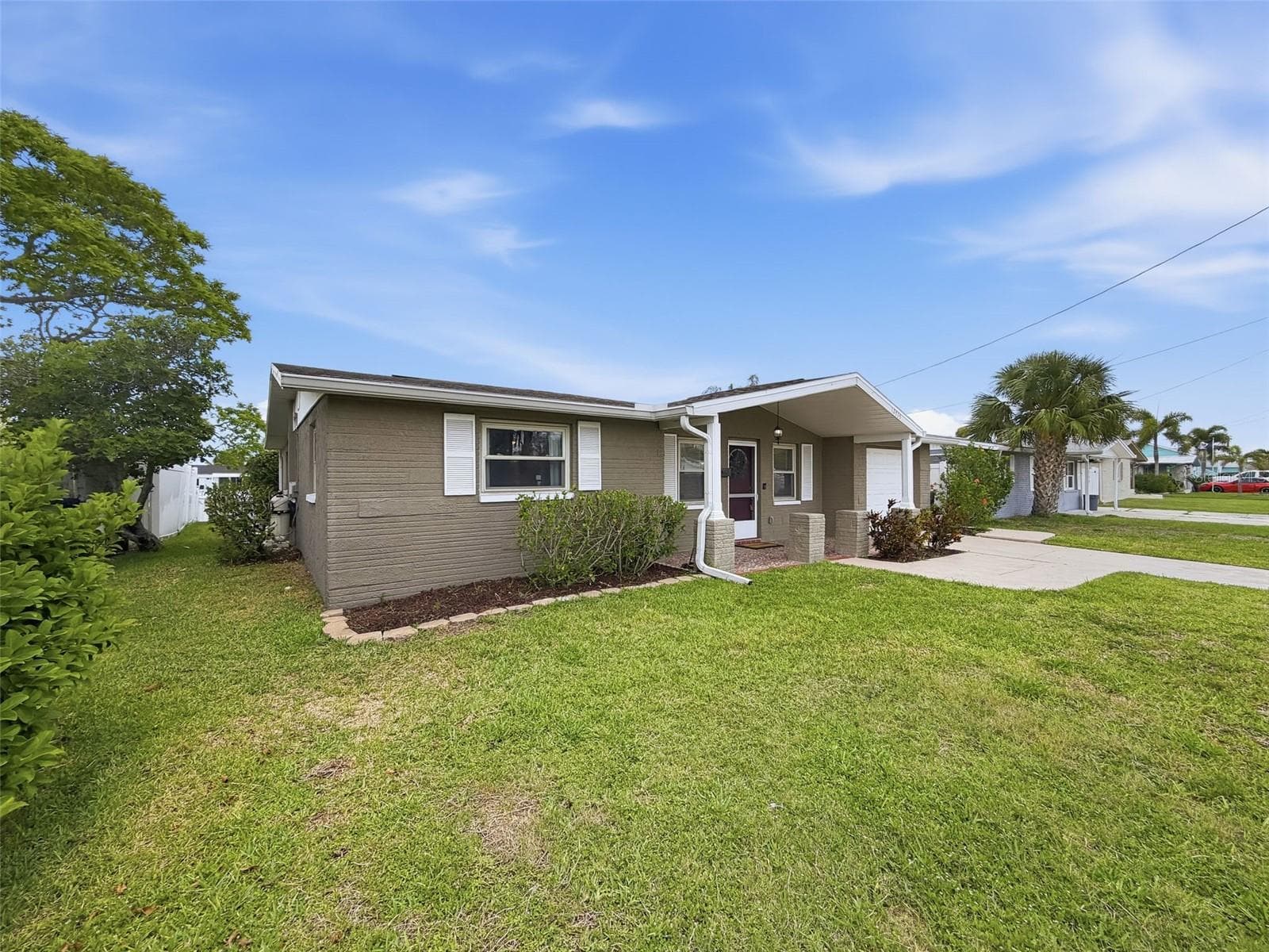 Well-maintained front lawn adds to the home’s curb appeal. - 12735 1ST ISLE, HUDSON