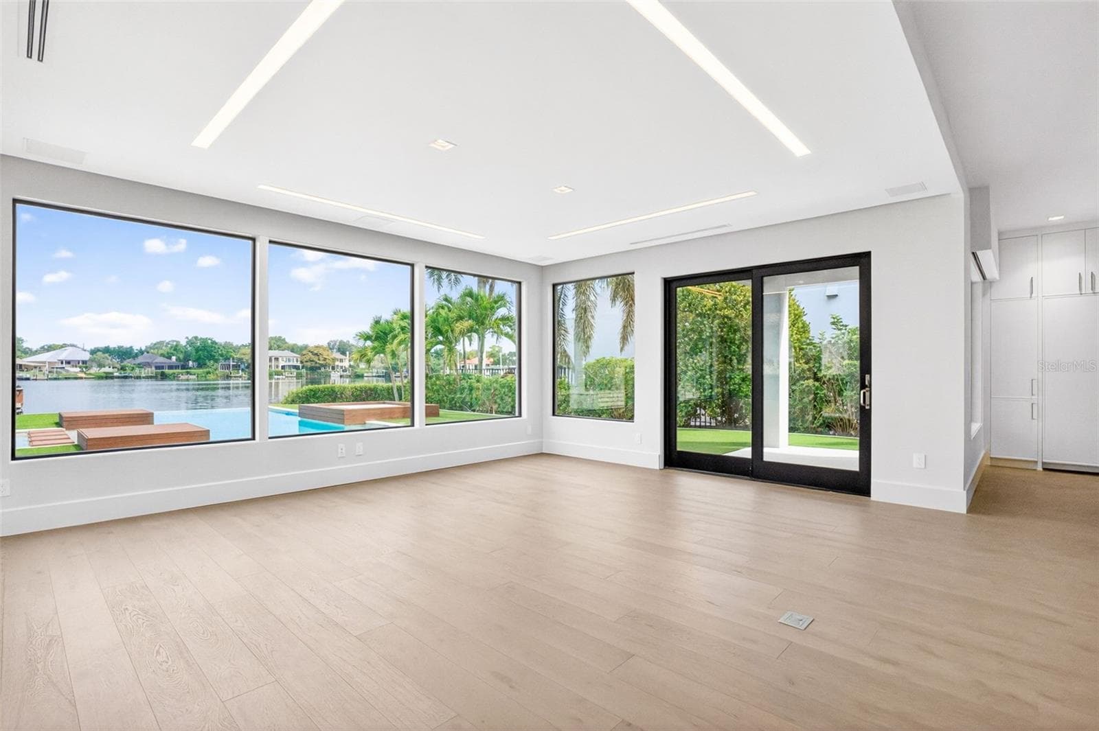 Single Family Residence at 460 COFFEE POT RIVIERA NE, ST PETERSBURG, photo 10 of 73