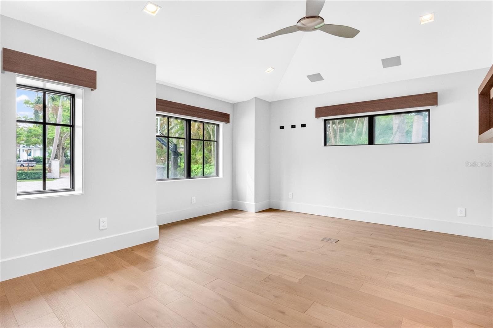 Single Family Residence at 460 COFFEE POT RIVIERA NE, ST PETERSBURG, photo 70 of 73