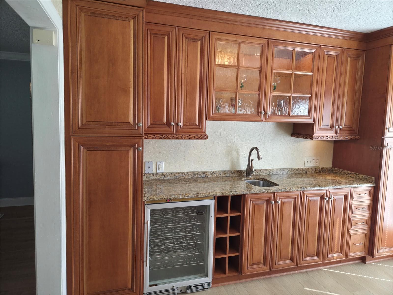 Kitchen Wet Bar w/Wine Cooler - 918 W SMITH ST, ORLANDO