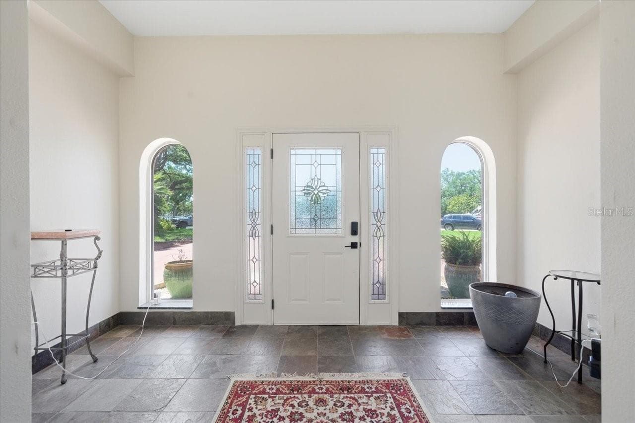 Light and bright front entryway - 1130 S FLORIDA AVE, TARPON SPRINGS