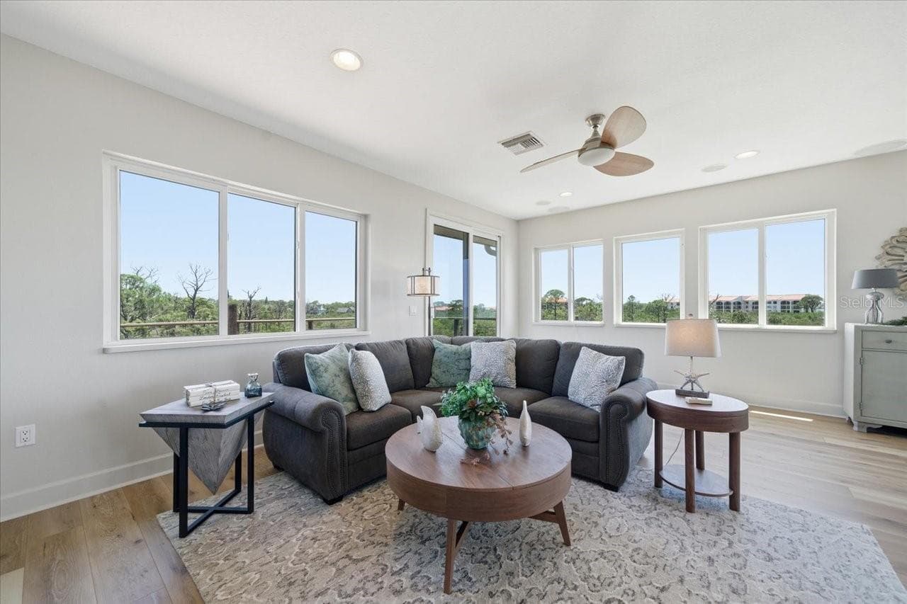 Tons of natural light - 1130 S FLORIDA AVE, TARPON SPRINGS