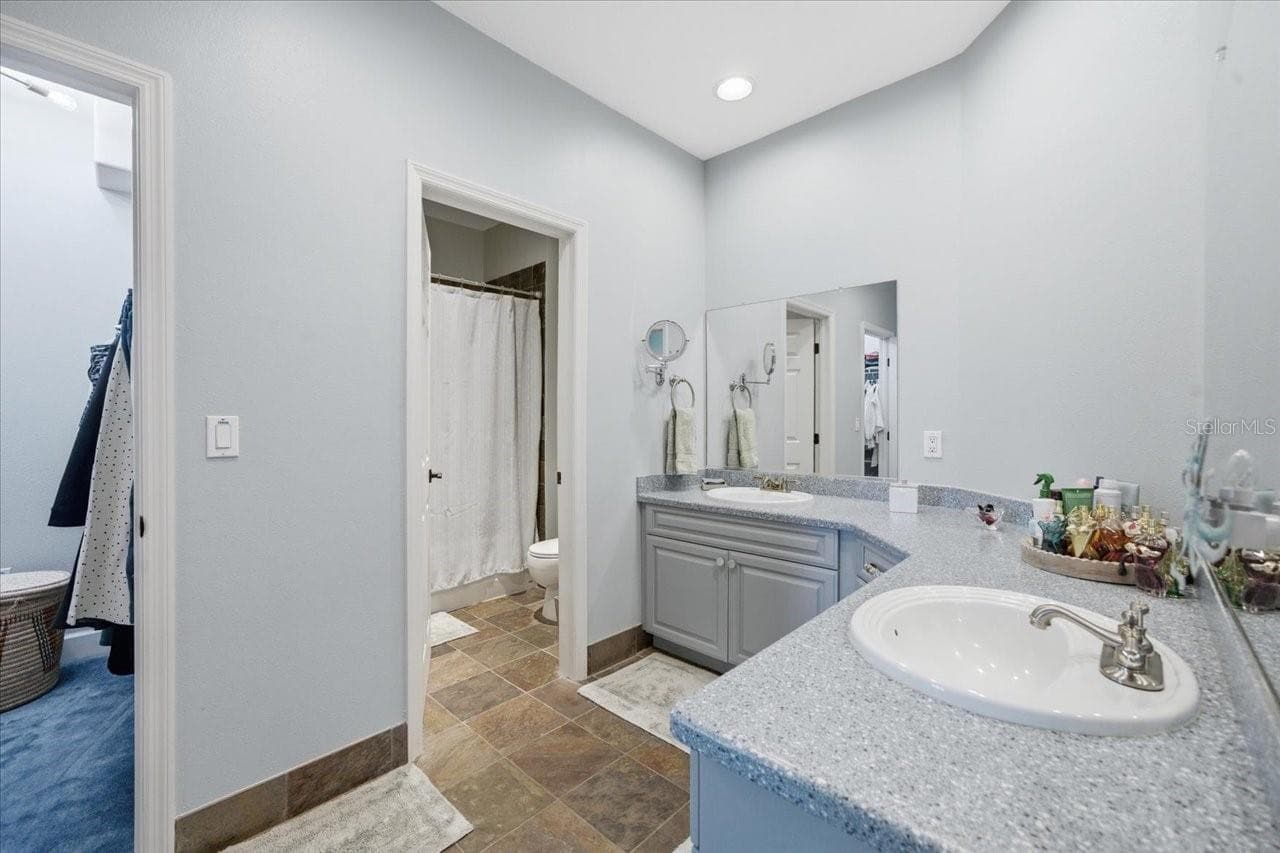 Jack and Jill bath - 1130 S FLORIDA AVE, TARPON SPRINGS