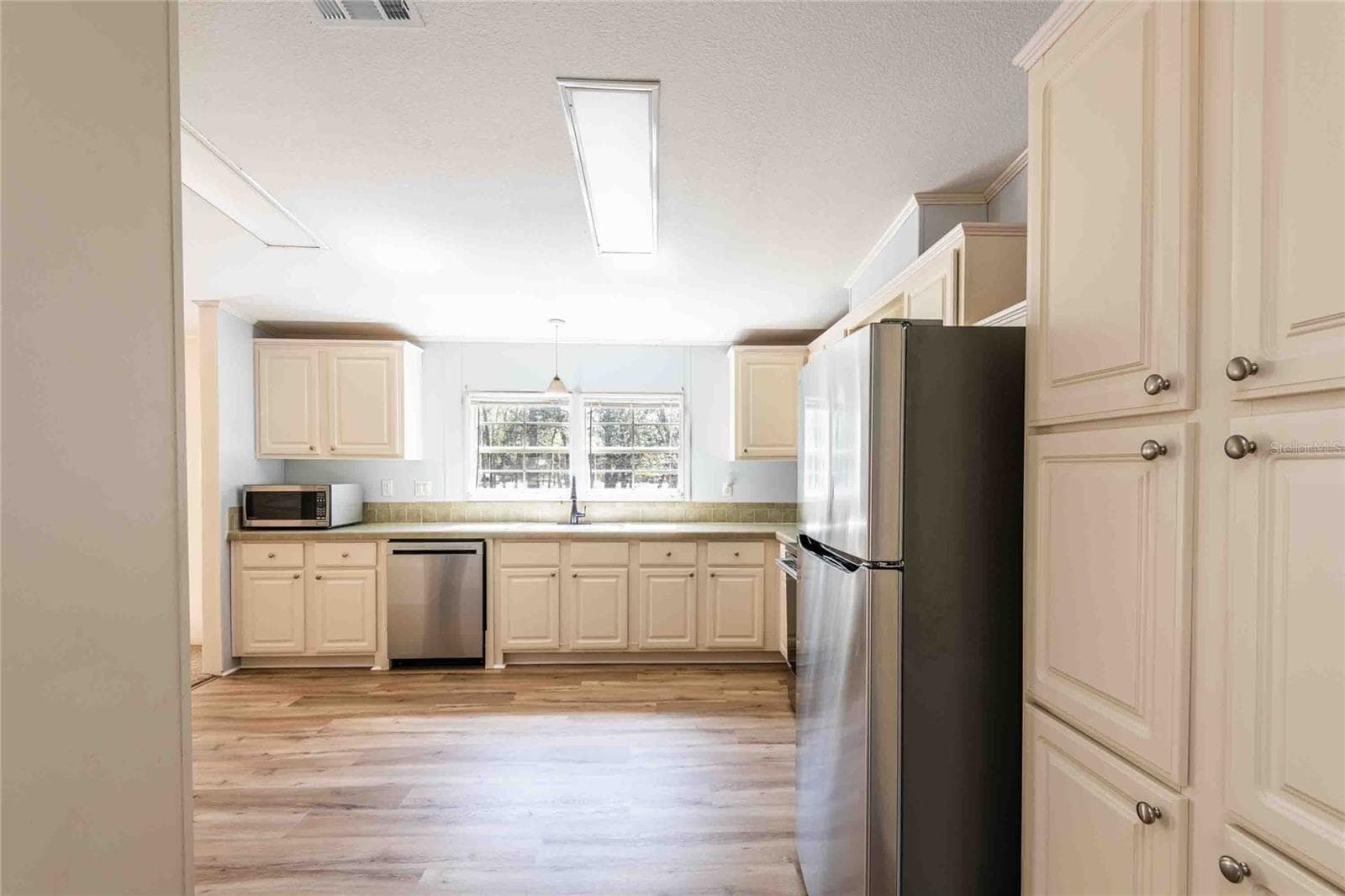 Walking into kitchen from great room. - 14221 HURRICANE DR, WEEKI WACHEE