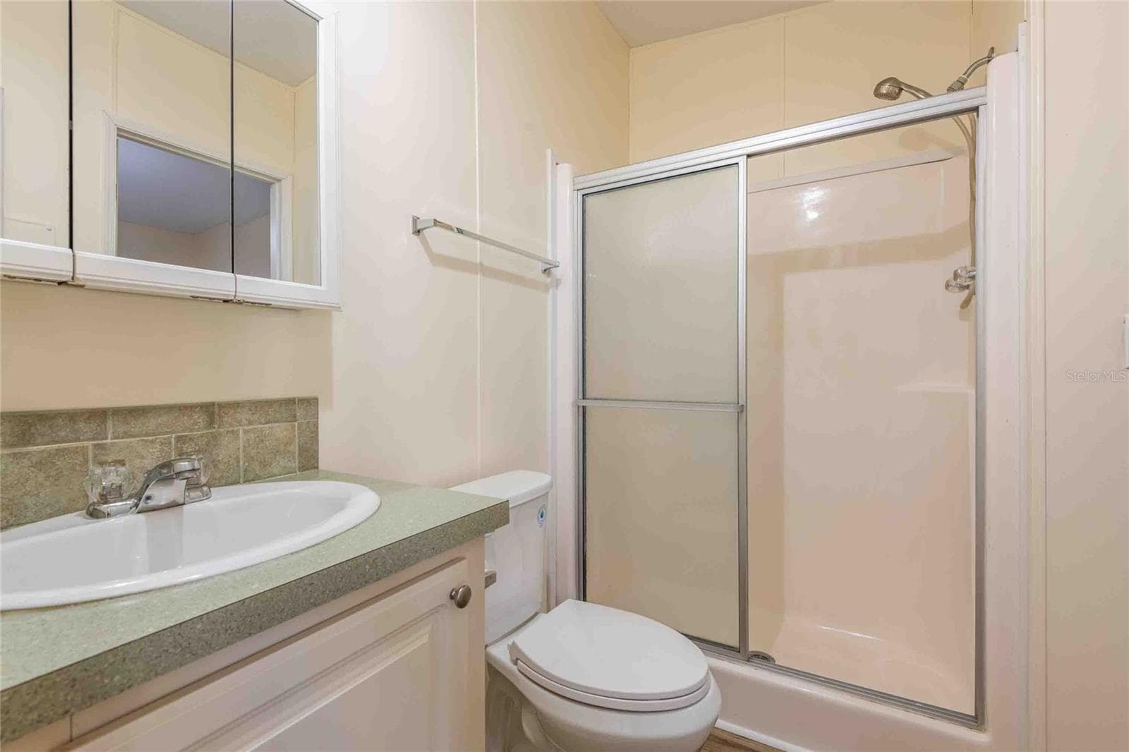 Second full bath. - 14221 HURRICANE DR, WEEKI WACHEE