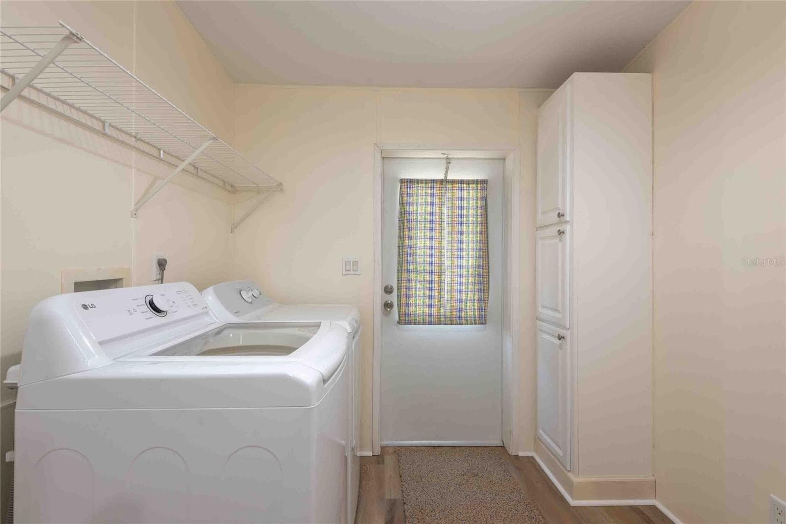 Laundry room with storage. - 14221 HURRICANE DR, WEEKI WACHEE