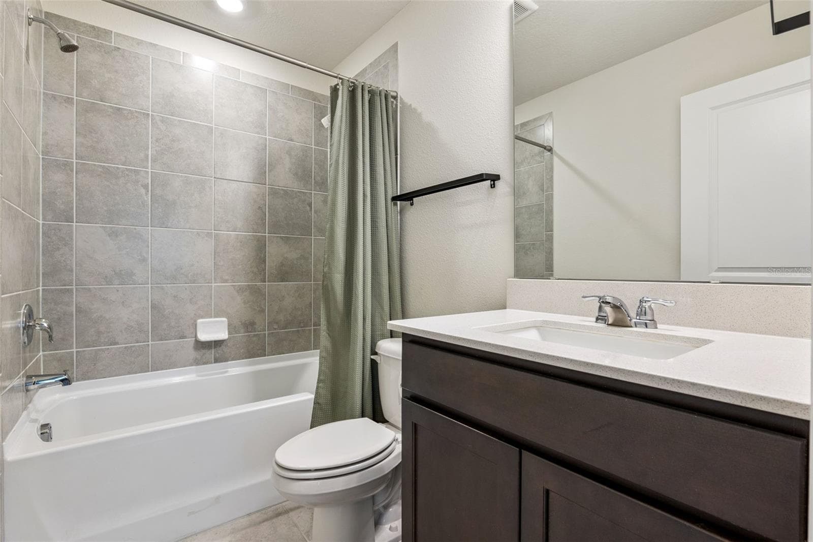 Second full bathroom - 4062 FEATHER TREE DR, APOPKA