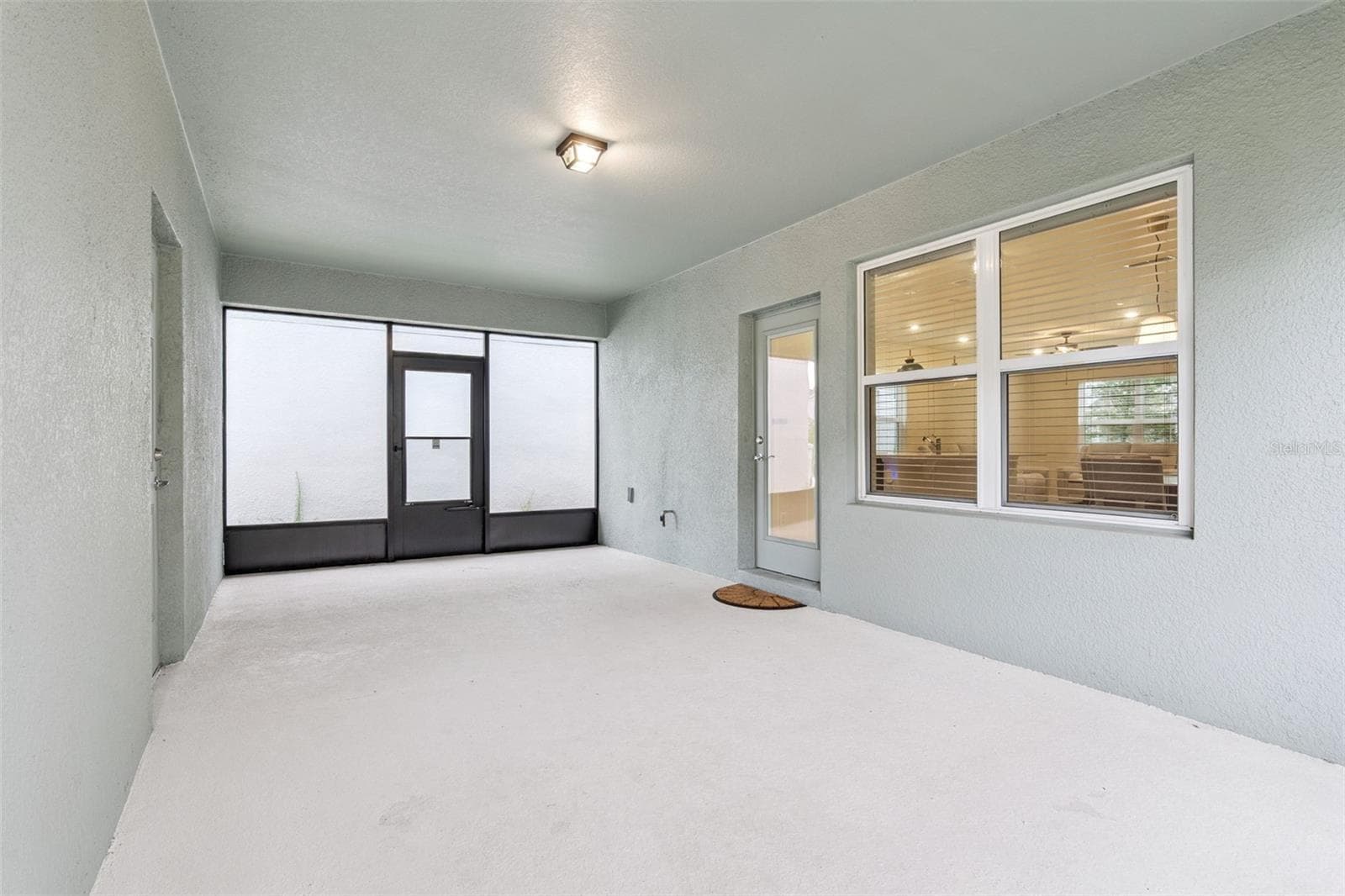 Screened-in back porch - 4062 FEATHER TREE DR, APOPKA