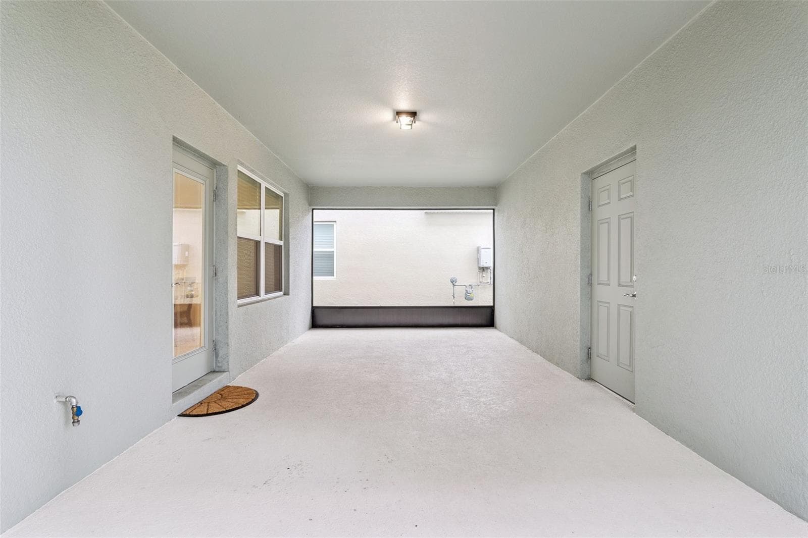 Screened-in back porch - 4062 FEATHER TREE DR, APOPKA