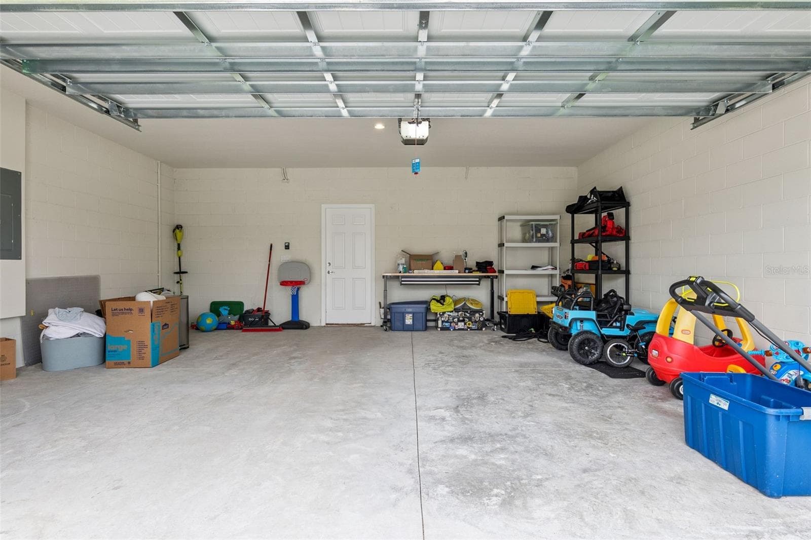 2-car garage - 4062 FEATHER TREE DR, APOPKA