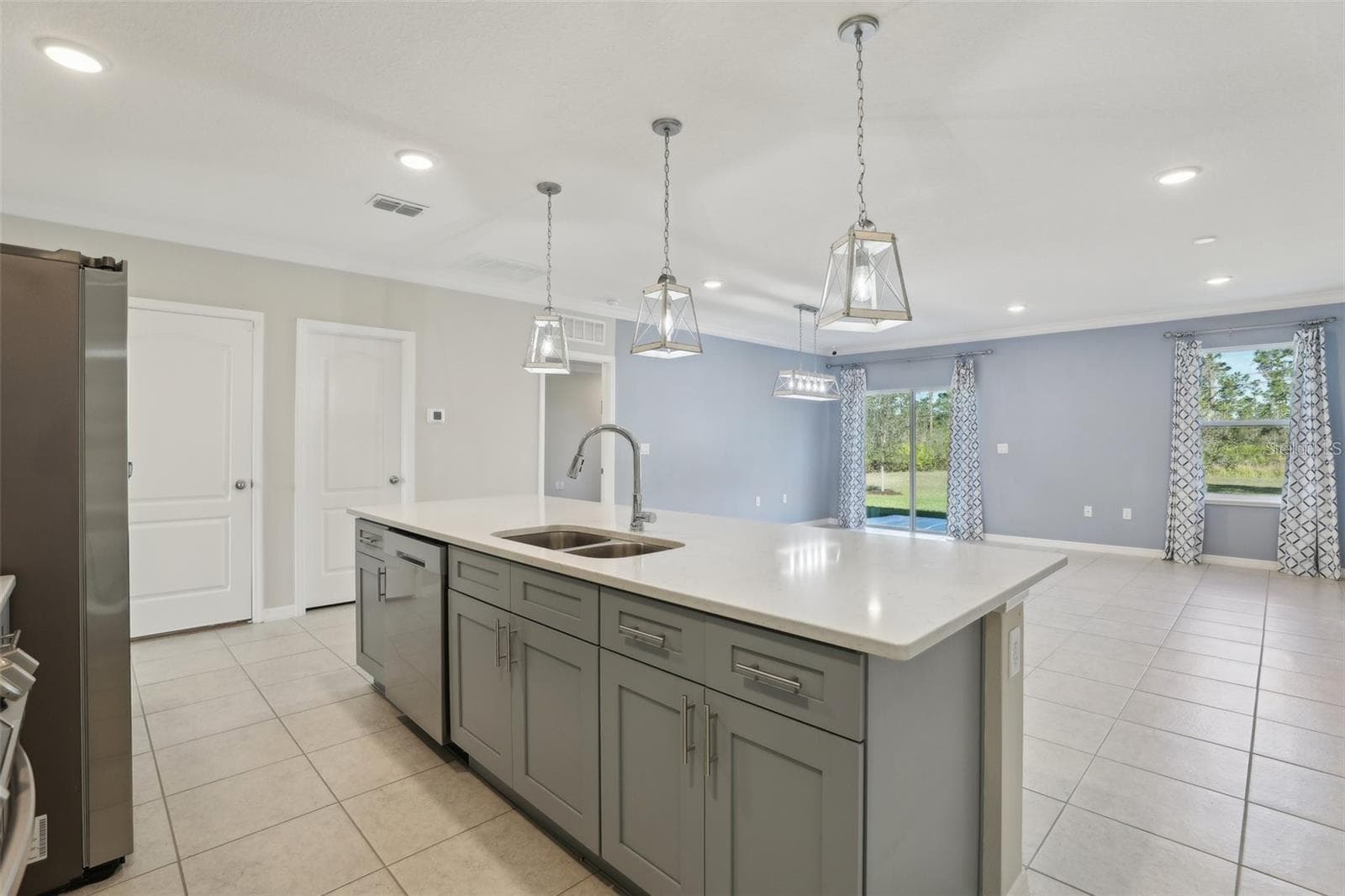 Single Family Residence at 2410 PARK AVE, INDIAN LAKE ESTATES, photo 7 of 28
