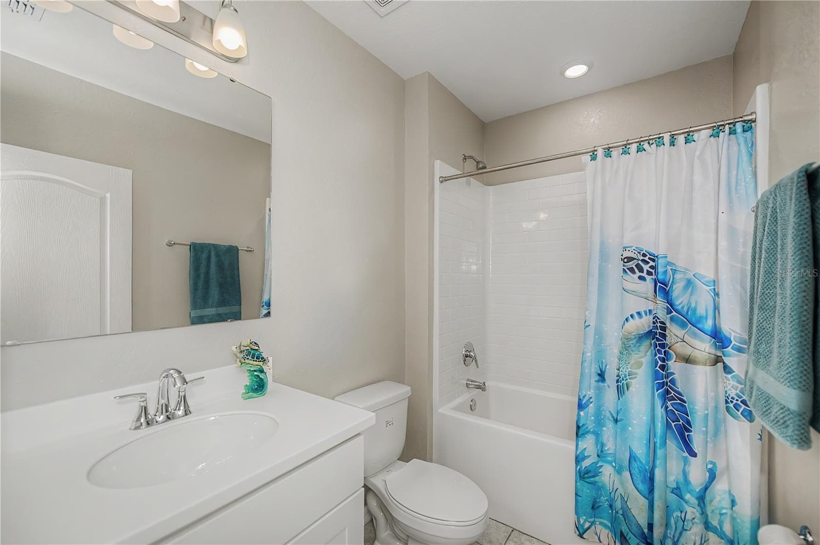 Guest Bathroom with Tub/Shower Combo. - 640 ENCARNACION ST, PUNTA GORDA