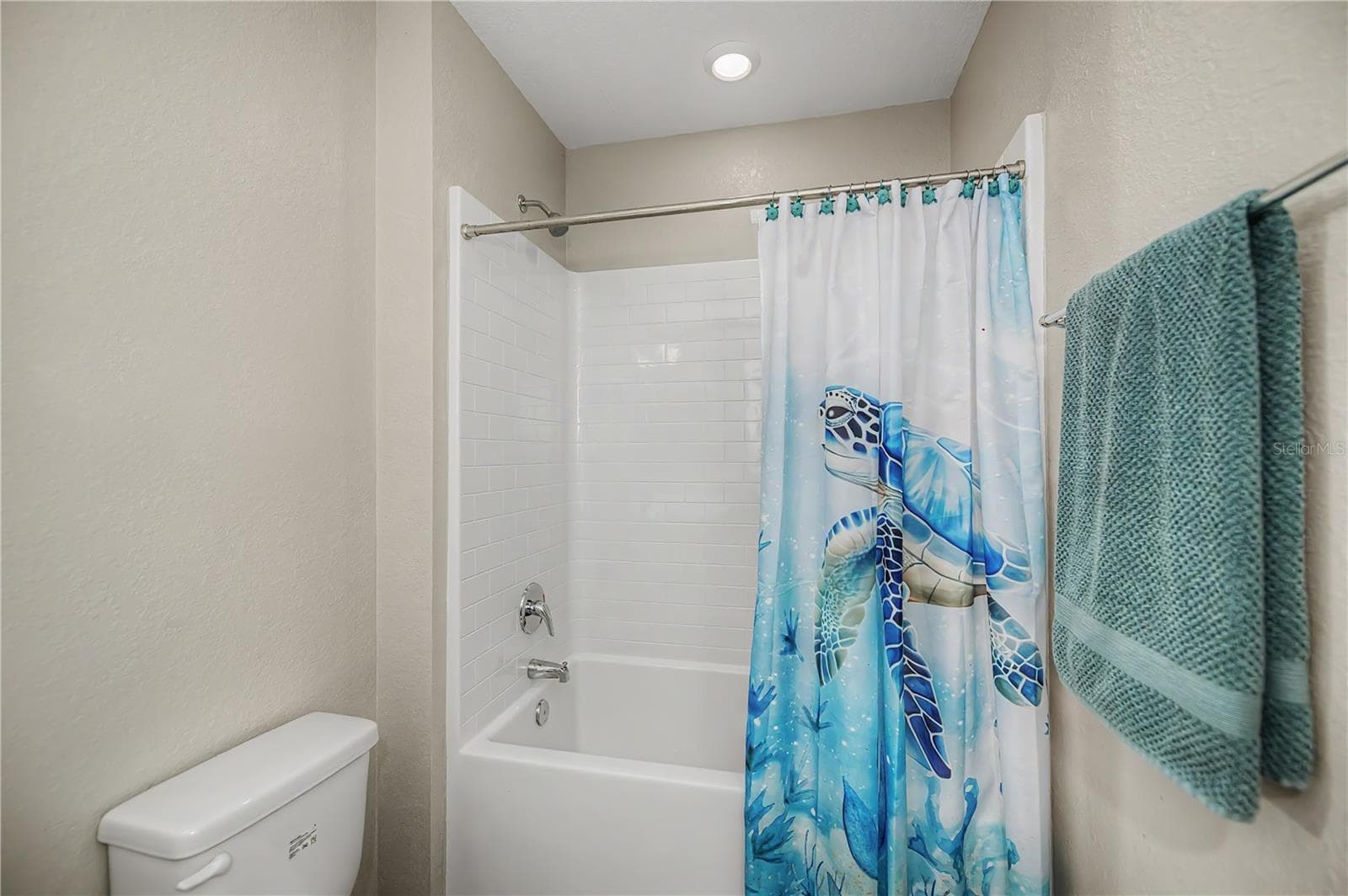Guest Bathroom with Tub/Shower Combo. - 640 ENCARNACION ST, PUNTA GORDA