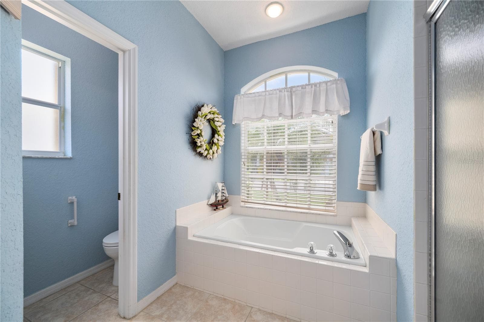 Soaking tub, water closet, separate shower - 1637 PALACE CT, PORT CHARLOTTE