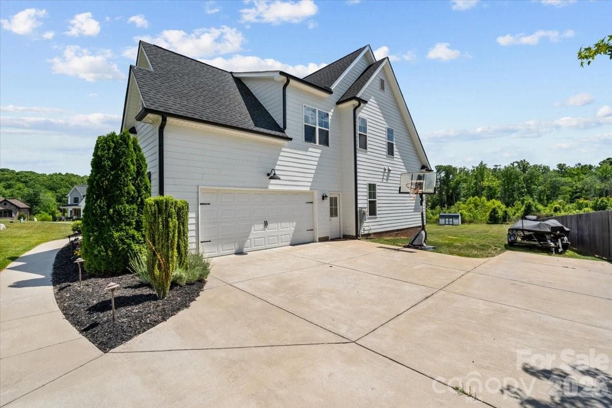 Single Family Residence at 7105 Rae Farms Way, Greensboro, photo 4 of 41