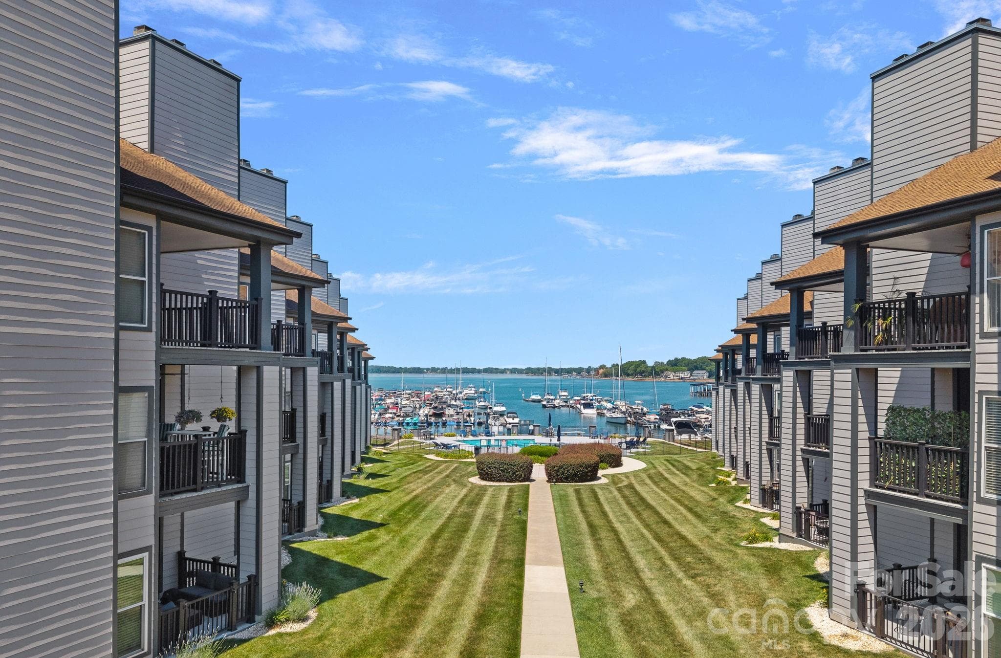 Condominium at 18845 Vineyard Point Lane, Cornelius, photo 4 of 32