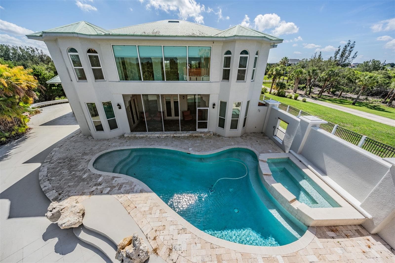 Custom pool and heated Spillover Spa - 4710 TROYDALE RD, TAMPA