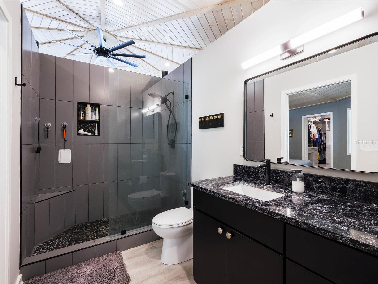Guest suite bathroom - 13797 NE 199TH ST, WALDO