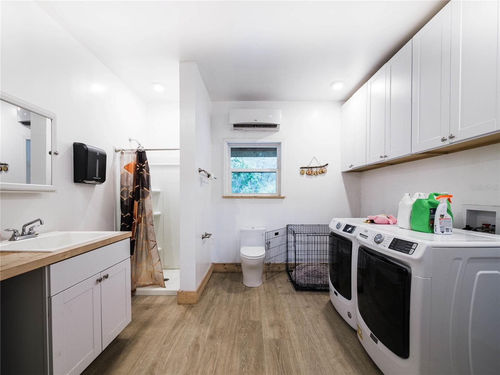 Full bathroom in barn - 13797 NE 199TH ST, WALDO