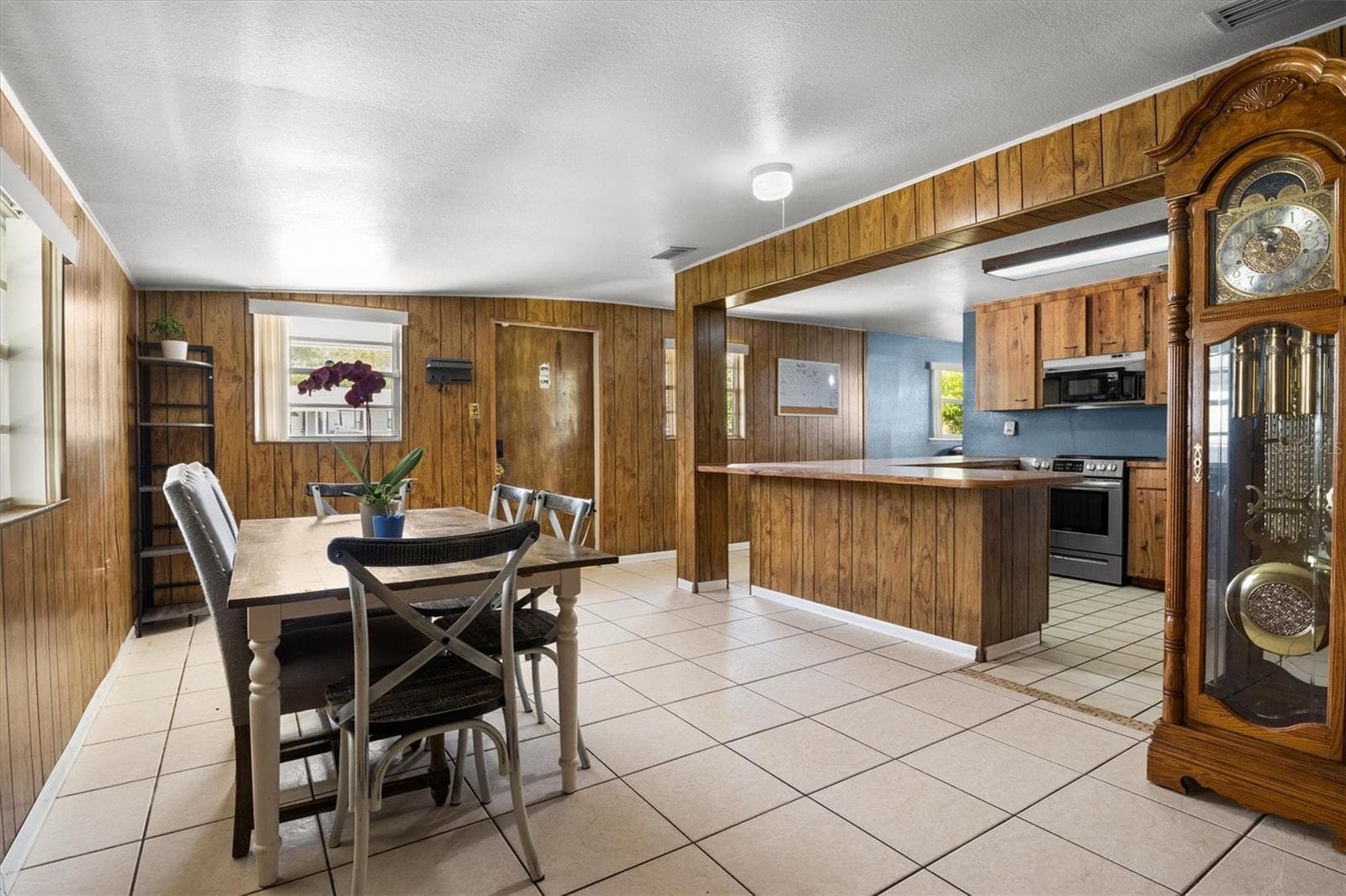 Single Family Residence at 1307 MAYFLOWER DR, LAKELAND, photo 4 of 27