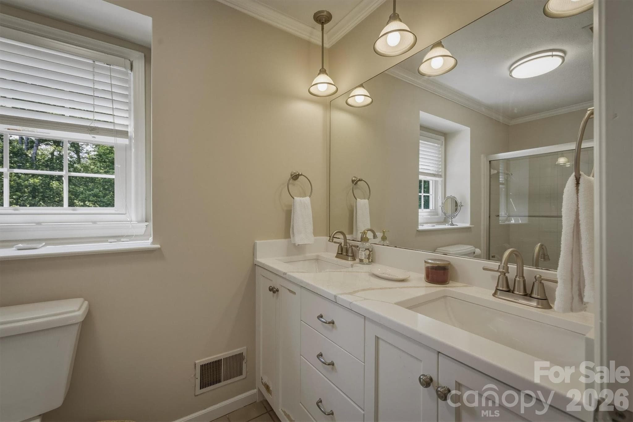 Full, Hall Bathroom - Morganton