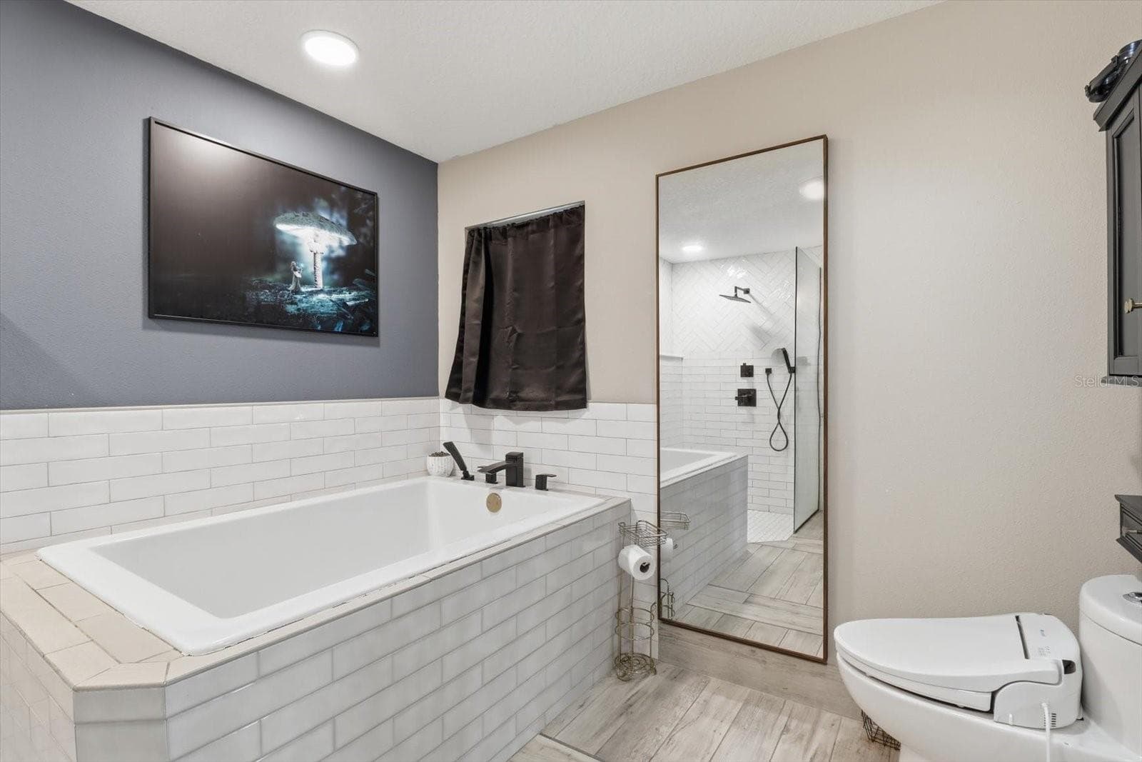 Soaking tub & separate shower in primary bath - 8720 N TROJAN DR, CITRUS SPRINGS