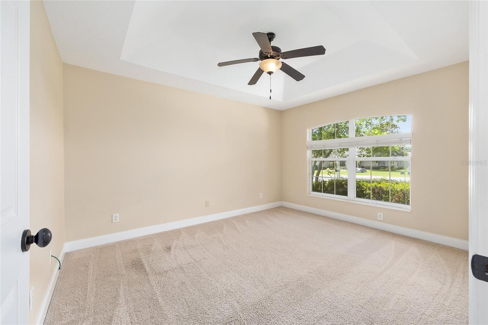 With large window - 915 SE 69TH AVE, OCALA