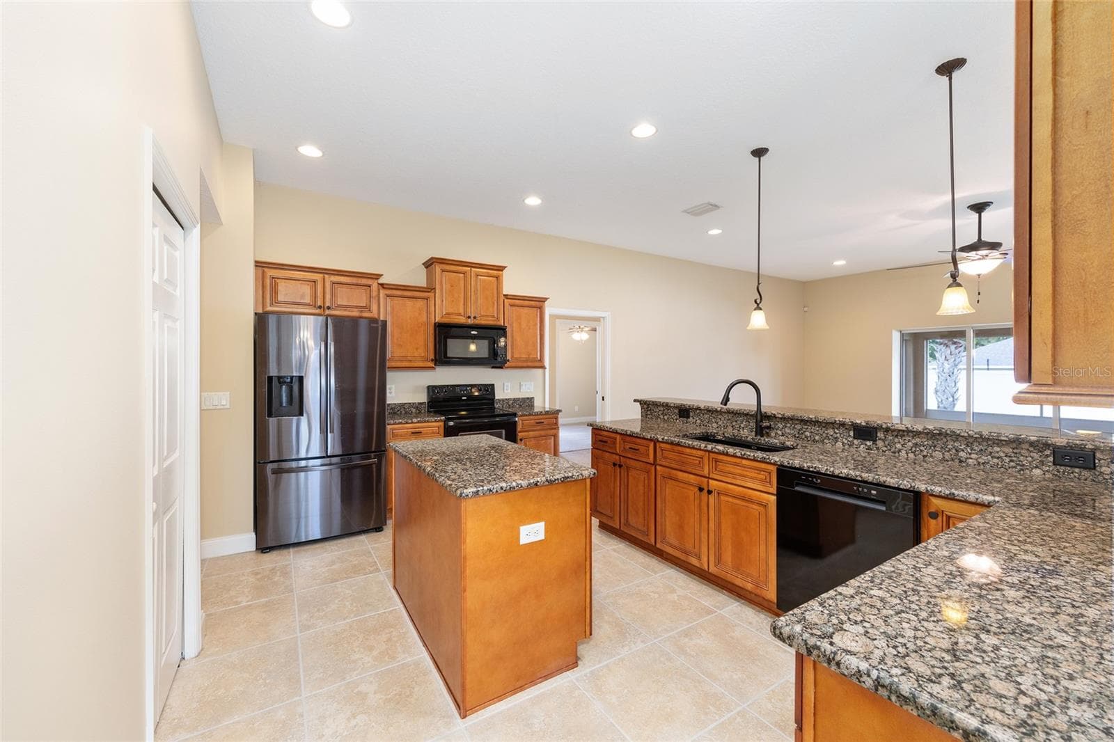 Plenty of space - 915 SE 69TH AVE, OCALA