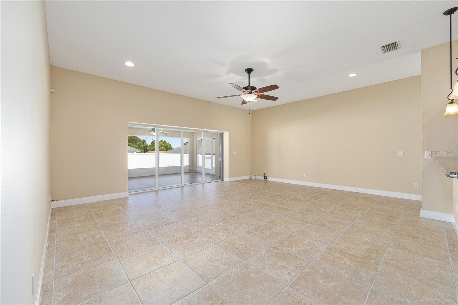 Leads to the lanai - 915 SE 69TH AVE, OCALA