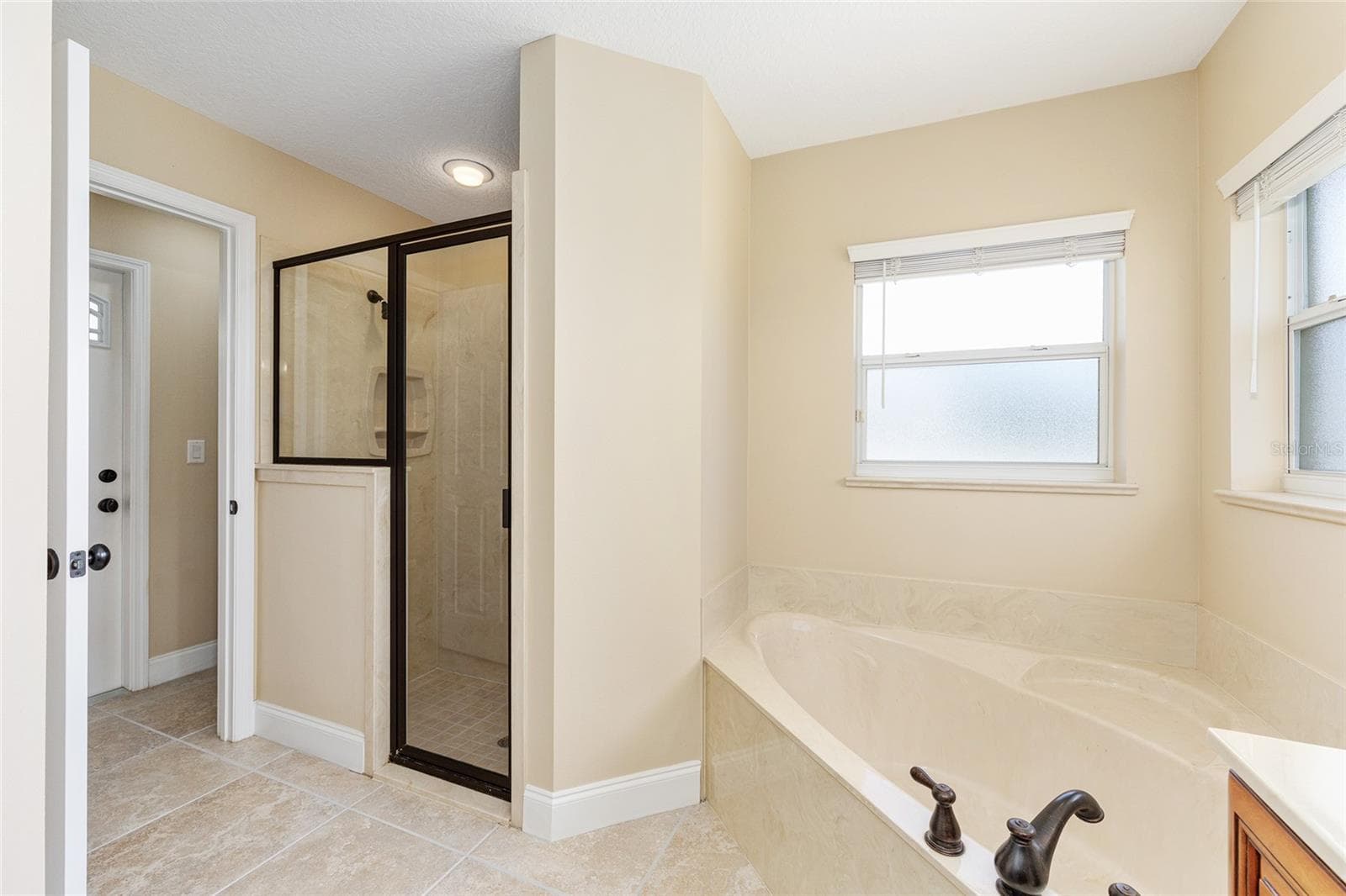 Separate shower and tub - 915 SE 69TH AVE, OCALA