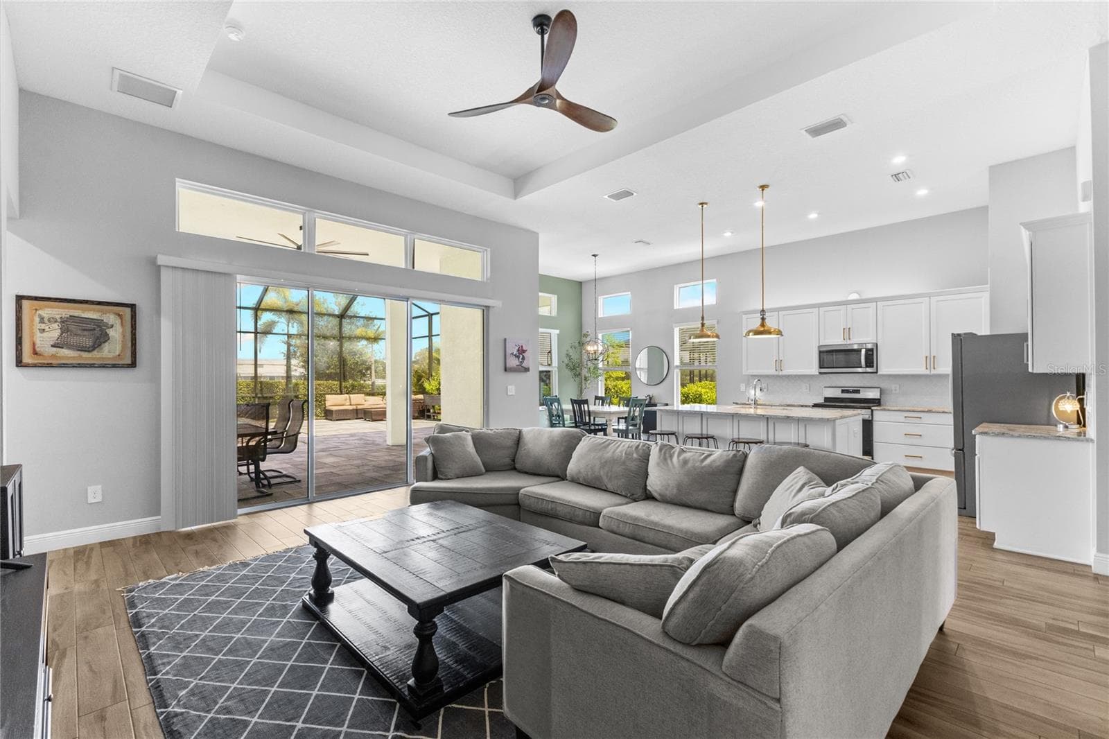 Bright, Open Great Room - 4645 ANTRIM DR, SARASOTA