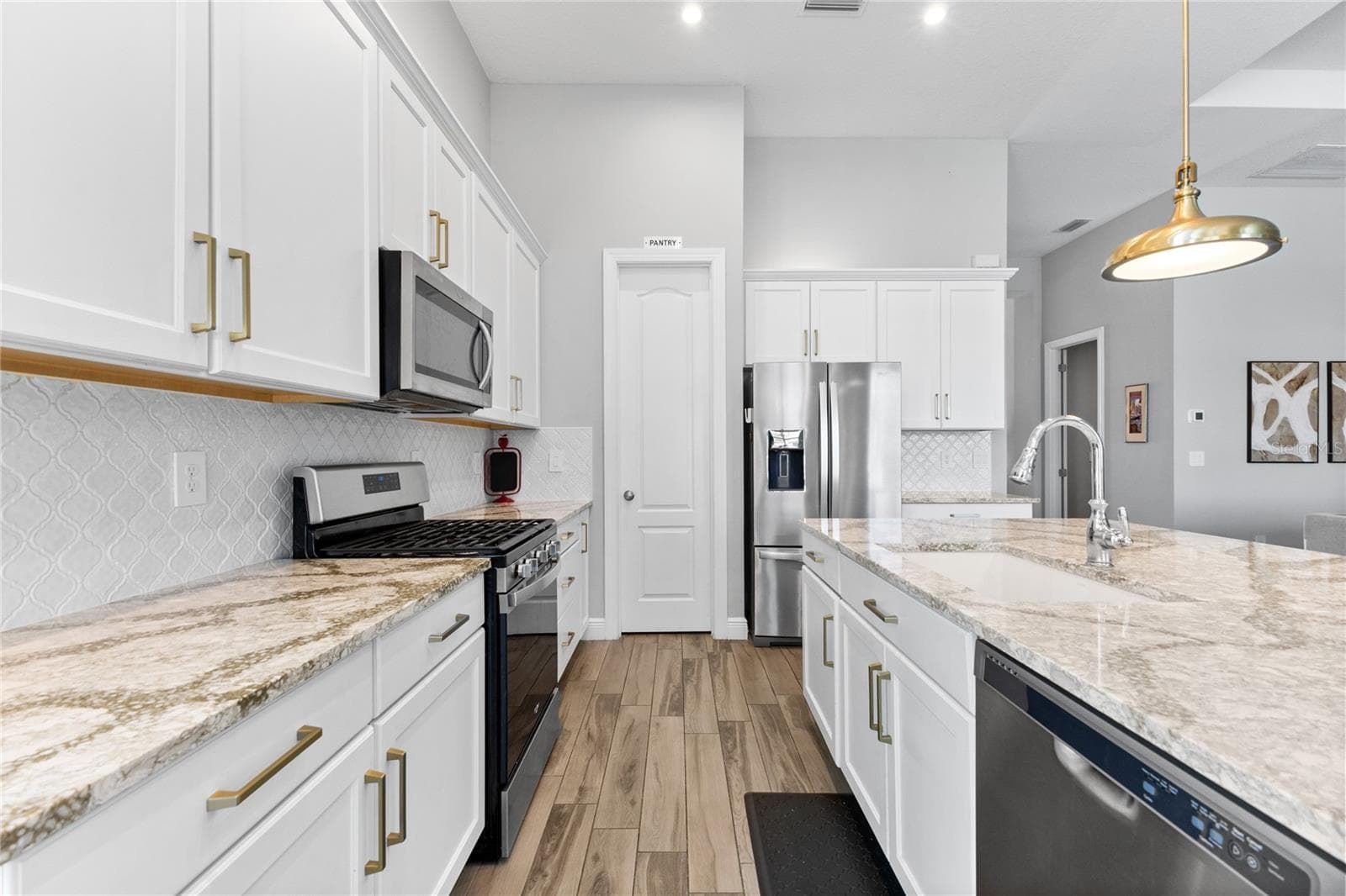 Modern Kitchen with Clean, Open Design - 4645 ANTRIM DR, SARASOTA